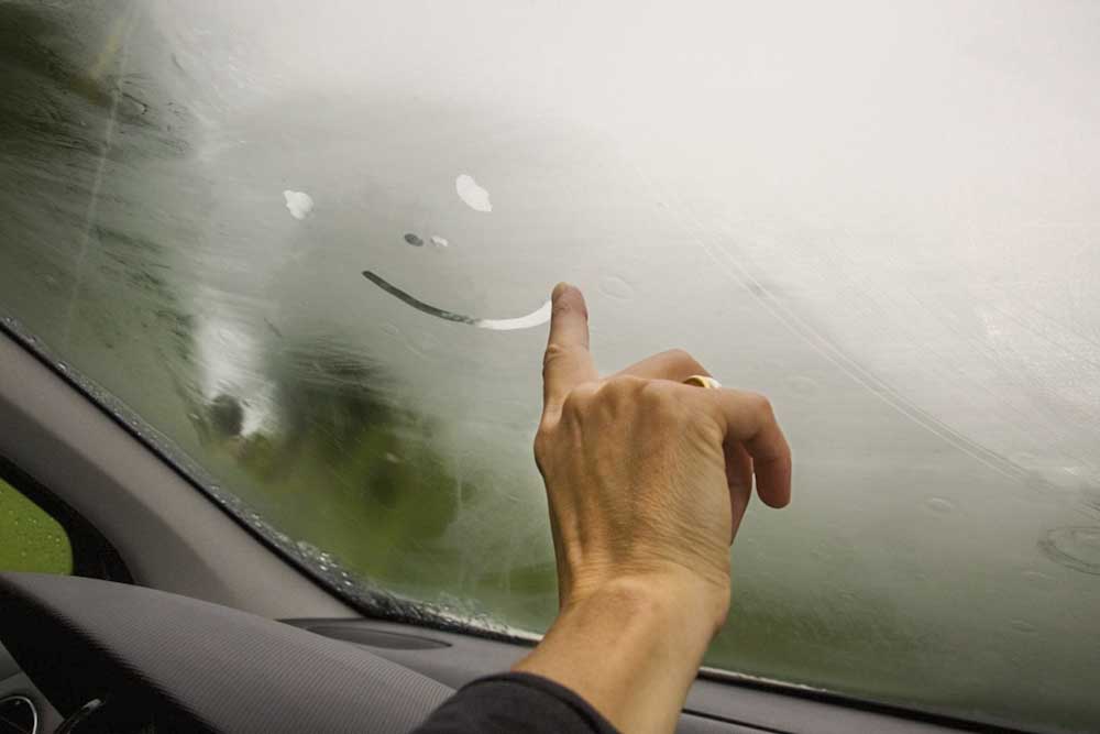 почему потеют стекла в машине