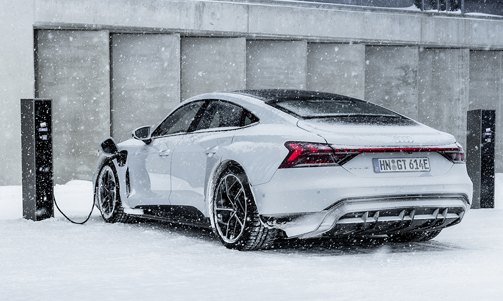 Audi рассказала, как правильно заряжать электромобиль зимой