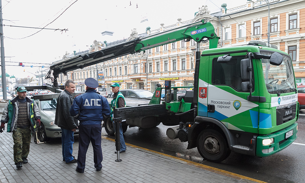 В Москве эвакуировали с парковок 4.5 тысяч авто без номеров