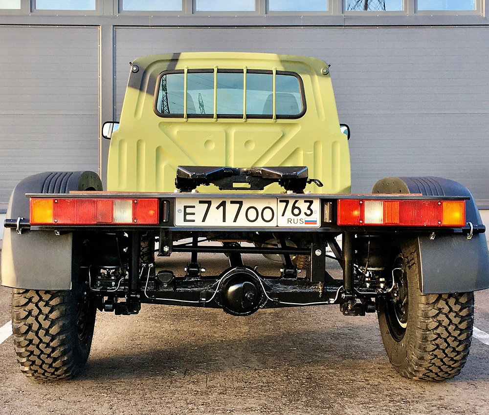 В Тольятти сделали тягач Lada Niva, который может тащить 11-метровый полуприцеп